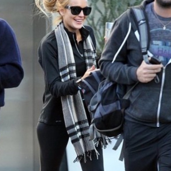 BURBERRY HAT & STUDDED SCARF SET ❤️💕 - Picture 2 of 5